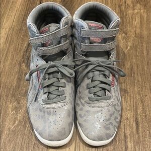 Reebok women’s classic freestyle hi -Top Sneakers - Gray leopard